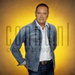 15-08-2002 Rob de Nijs at studio in Amsterdam, August 15, 2002.

[keywords]Posed, Half Length, Eyecontact[/keywords]